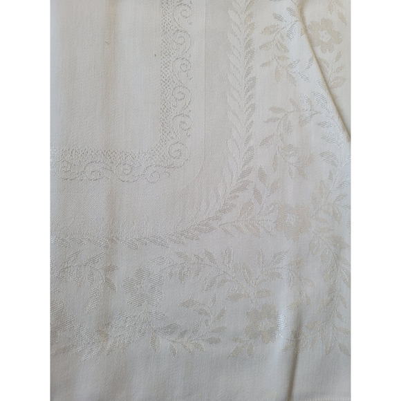 Vtg White Floral Metallic Home Dining Tablecloth & Napkins 60"x45" & 10.5"x11" - Picture 6 of 15